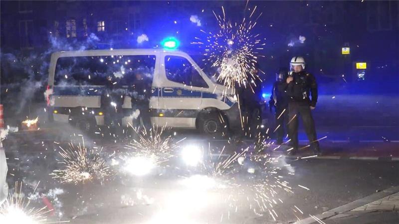 Influencer wegen Raketenschuss in Wohnung in U-Haft Die Silvesterrakete, die ein Influencer in ein Wohnhaus schoss, hat glücklicherweise niemanden verletzt. (Symbolbild)