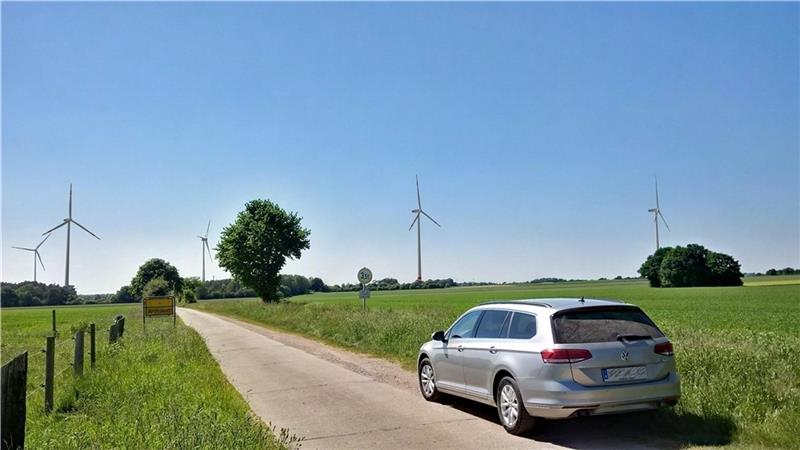 Die Simulation zeigt, wie die Windkraftanlagen von Ardestorf aus im Landschaftsbild aussehen werden. Firma .WindStrom will in unmittelbarer Nähe der Hühnerfarm Schönecke drei rund 200 Meter hohe Rotoren bauen.