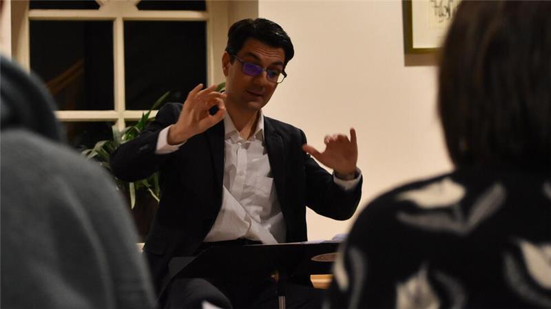 Welches Wunderwerk diesen Musiker von Budapest nach Buxtehude bringt Die Singschule der St.-Marien-Kirchengemeinde ist so gefragt, dass es mit Dániel Dombó jetzt einen weiteren Chorleiter im Team gibt.