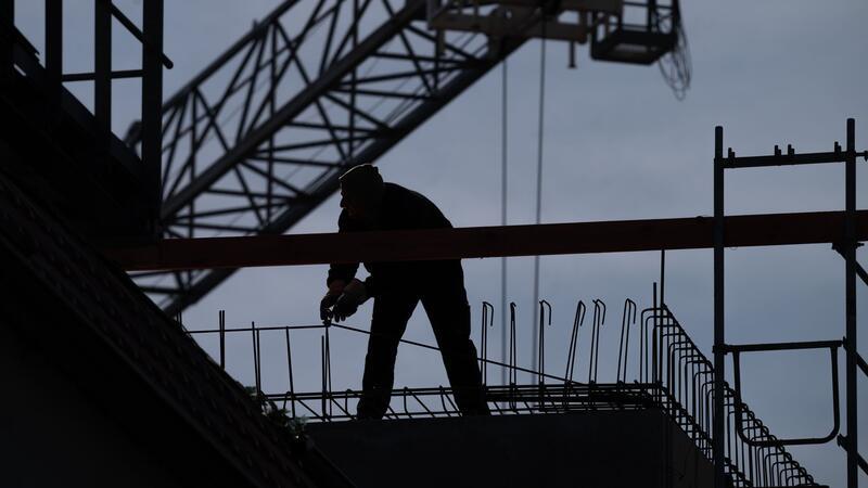 Die Situationen auf einer Baustelle sind oft etwas anders und weniger vorhersehbar als im Büro oder einer Fabrik - und das steigert die Unfallgefahr.