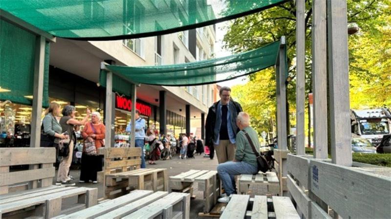 Die Sitzinsel an der Bahnhofstraße vor Woolworth verfügt über verstellbare Sonnenschutzsegel.