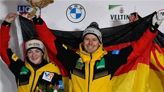 Die Skeletonis Hannah Neise und Christopher Grotheer feiern den WM-Sieg im Mixed.