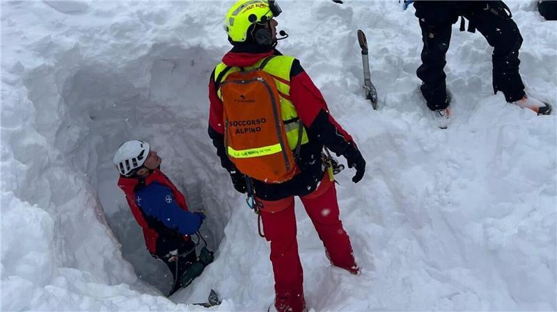 Die Skifahrer waren teils metertief unter Schnee begraben.