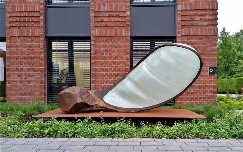 Die Skulptur „Stader Luft“ von Mathias Lanfer ist Teil der neuen Ausstellung der Kunstsammlung Viebrockhaus und steht vor dem Verwaltungsgebäude der Viebrockhaus AG in Harsefeld. Foto Weber