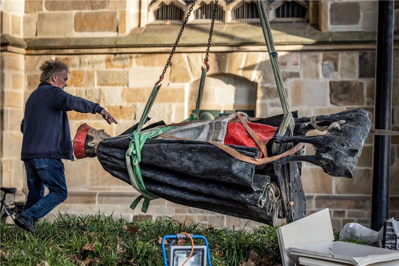 Folgenreiche Missbrauchsvorwürfe: Hengsbach-Denkmal entfernt Die Skulptur des Essener Kardinals Franz Hengsbach bei der Demontage.