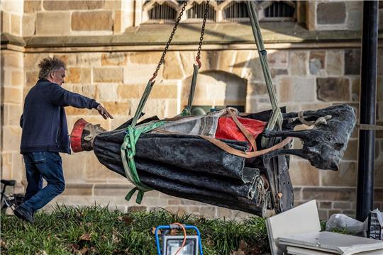 Die Skulptur des Essener Kardinals Franz Hengsbach bei der Demontage.