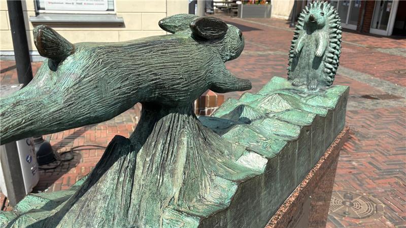 Warum Buxtehudes beliebtester Springbrunnen auf dem Trockenen liegt Die Skulptur des Künstlers Fritz Fleer symbolisiert den Wettlauf zwischen dem Hasen und dem Igel, der sich einer Erzählung nach auf der Buxtehuder Heide zugetragen haben soll.