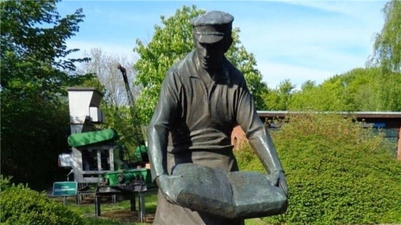 Die Skulptur des „Zementpackers“ wird bald am Rathausplatz in Hemmoor neu errichtet, nachdem das Original von Metalldieben zerstört wurde.