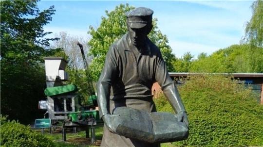 Die Skulptur des „Zementpackers“ wird bald am Rathausplatz in Hemmoor neu errichtet, nachdem das Original von Metalldieben zerstört wurde.