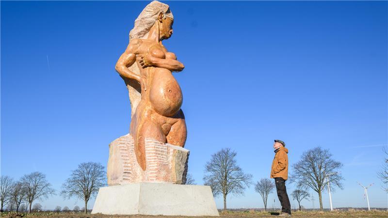 Statue von nackter Frau an Bundesstraße sorgt für Aufregung Die Skulptur ist rund 6,20 Meter hoch.