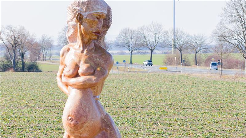 Statue von nackter Frau an Bundesstraße sorgt für Aufregung Die Skulptur ist von der Straße aus gut zu sehen.