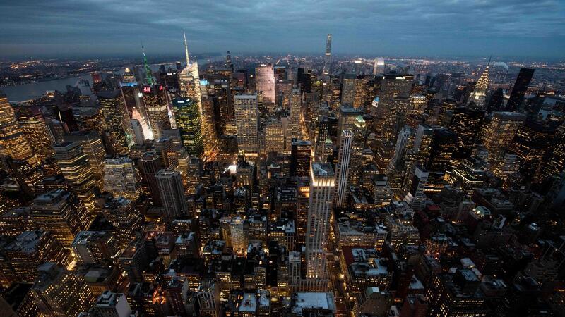 Erdbeben und Nachbeben schrecken New Yorker auf Die Skyline von Manhattan mit ihren vielen Bürotürmen. Ein ungewöhnlich starkes Erdbeben und mehrere Nachbeben hatten erschüttert.