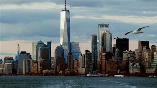 Die Skyline von New York City: Jahr für Jahr steigt der Meeresspiegel und erhöht weltweit für Küstenregionen und ihre Bewohner die Gefährdung durch Überschwemmungen.