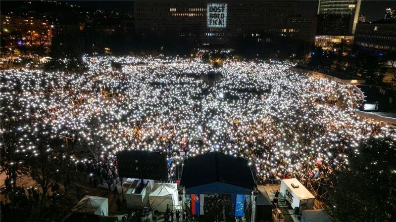 „Die Slowakei gehört zum Westen“ war auf Transparenten von Demonstranten in Bratislava und anderen Städten zu lesen.