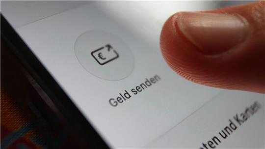 Die Smartphone-Bank N26 schließt sich der neuen europäischen Bezahllösung Wero an. (Symbolbild) 