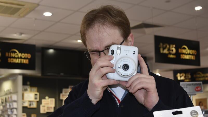 Kunden und Geschäftsleute entscheiden: Das sind die beliebten Weihnachtsgeschenke Die Sofortbildkamera ist ein beliebtes Geschenk für Jugendliche, hat Claus Duderstadt von Foto Schattke festgestellt.