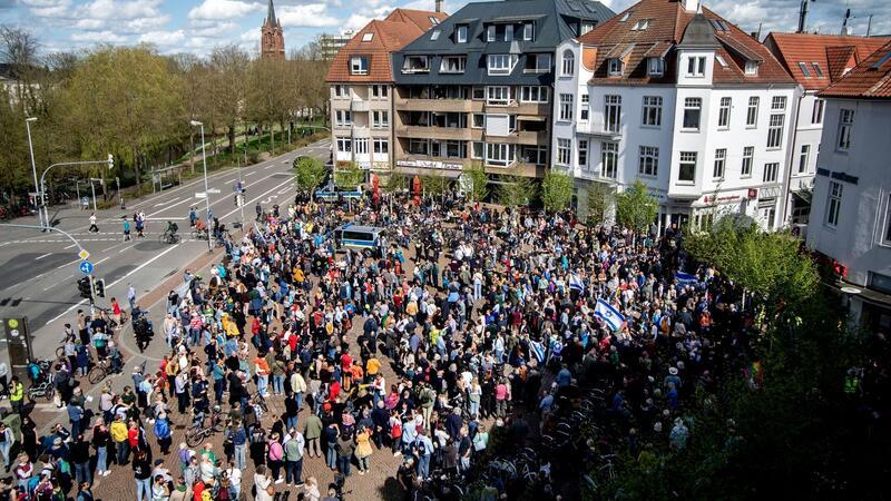 Die Solidaritäts-Kundgebung auf dem Julius-Mosen-Platz unweit der Synagoge.