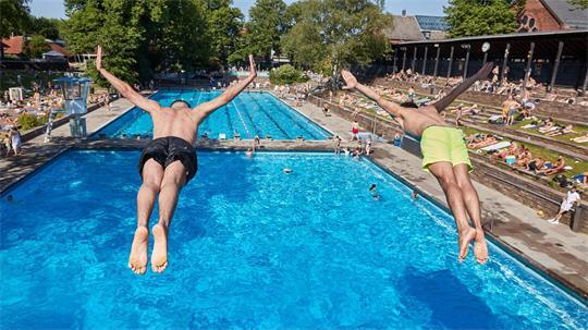 Die Sommerfreibäder sind wegen der Hitze länger geöffnet. (Archiv)