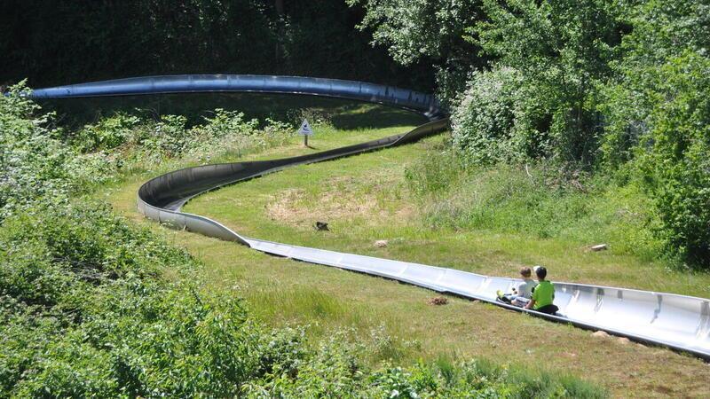 Das ändert sich im beliebten Spielpark Wingst Die Sommerrodelbahn in der Wingst ist dort eine wichtige Attraktion, die zum Frühjahr 2025 verbessert wird.