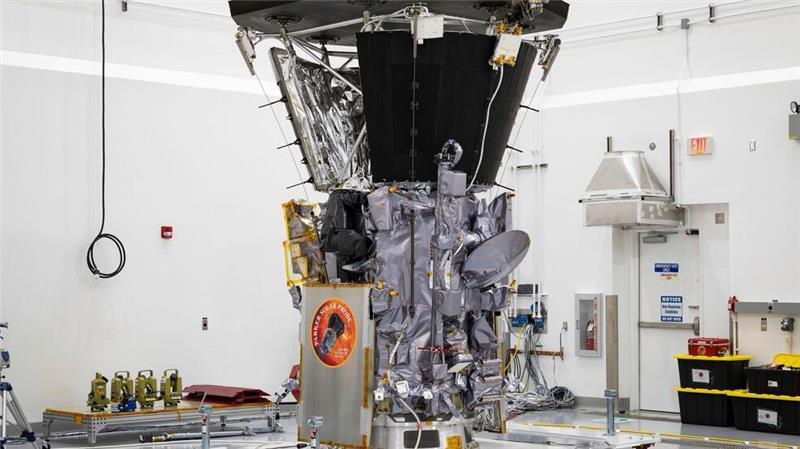 Sonde passiert Sonne in Rekordnähe Die Sonde „Parker Solar Probe“ nachdem der Hitzeschild ganz oben über den Messegeräten installiert wurde. (Archivbild)