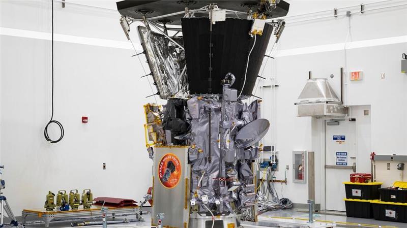 Raumsonde „Parker Solar Probe“ meldet einwandfreien Zustand Die Sonde „Parker Solar Probe“, nachdem der Hitzeschild ganz oben über den Messegeräten installiert wurde. (Archivbild)