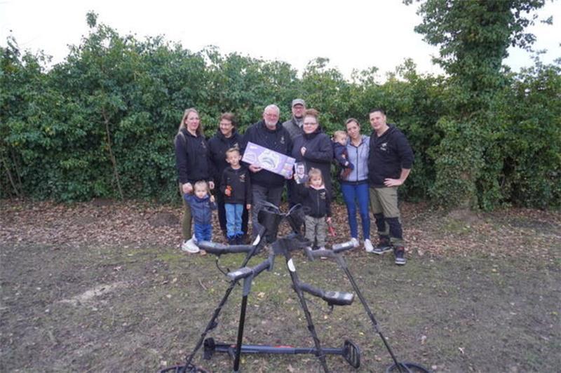 Große Emotionen: Sondengänger machen besonderen Fund in Hemmoor Die Sondengänger-Gruppe "The Mole's" verfügt über professionelles Equipment für ihre Sondengänge.