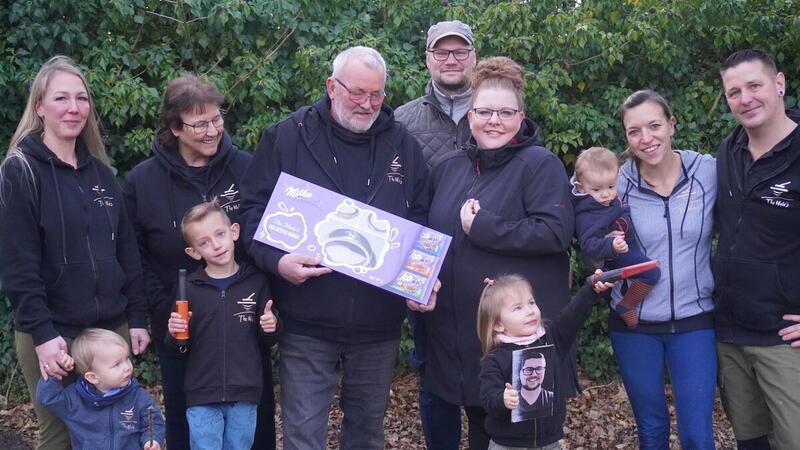 Große Emotionen: Sondengänger machen besonderen Fund in Hemmoor Die Sondengänger „The Mole’s“ feiern den erfolgreichen Fund des verlorenen Rings von Jana Krüger (2 v.r.) mit ihrem Mann Torsten Krüger (M.).