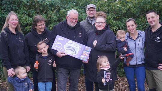 Die Sondengänger „The Mole’s“ feiern den erfolgreichen Fund des verlorenen Rings von Jana Krüger (2 v.r.) mit ihrem Mann Torsten Krüger (M.).