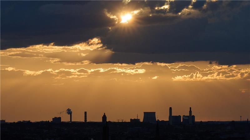 Die Sonne bricht über Berlin durch die Wolken.