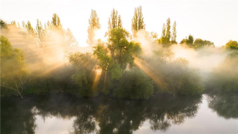 Die Sonne dürfte in den kommenden Tagen nicht nur am Morgen zu sehen sein, wie hier bei Hannover. (Symbolbild)