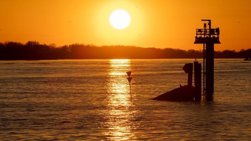 Wetterumschwung am Wochenende - So ist die Lage im Kreis Stade Die Sonne geht bei schönem Frühlingswetter über der Elbe in Hamburg-Blankenese unter. Rechts im Bild ragt das Heck des Wracks „MS Uwe“ aus dem Wasser.