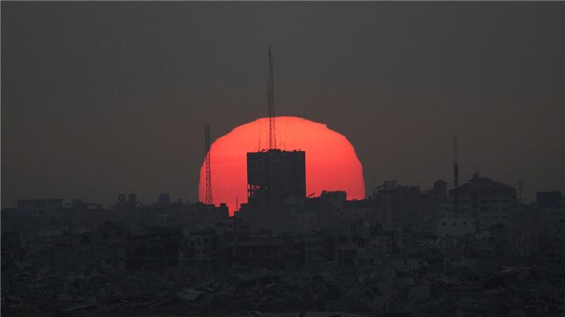 Bilder des Tages Die Sonne geht hinter beschädigten Gebäuden im Gazastreifen unter, vom Süden Israels aus gesehen.