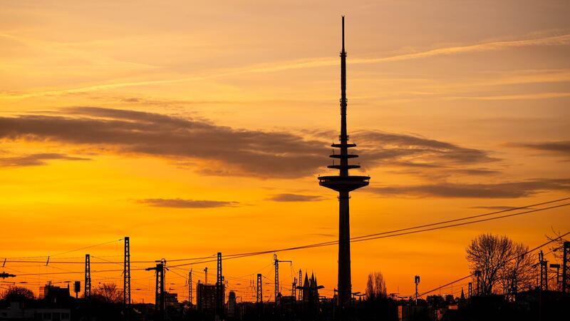 Klimareport für Bremen und Bremerhaven zeigt Erwärmung Die Sonne geht hinter dem Bremer Fernsehturm auf.