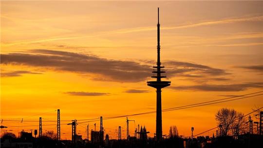 Die Sonne geht hinter dem Bremer Fernsehturm auf.