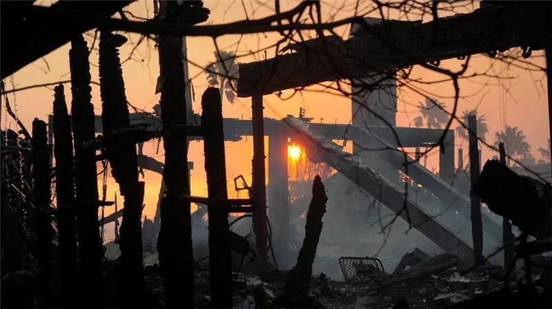 Die Sonne geht hinter dem vom Feuer verwüsteten Stadtteil Pacific Palisades auf. 
