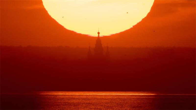 Die Sonne geht hinter der Peter-und-Paul-Kathedrale in St. Petersburg in Russland unter.