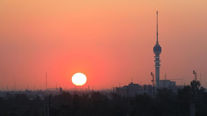 Hintergrund: Verbündete und Feinde Israels und Irans Die Sonne geht hinter der Skyline von Bagdad unter.