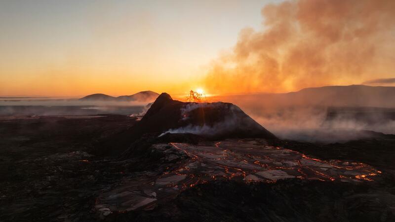 Vulkanausbrüche auf Island könnten noch Jahrzehnte dauern Die Sonne geht über dem aktiven Krater eines Vulkans bei Grindavik auf Island auf.