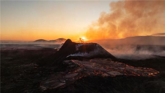 Die Sonne geht über dem aktiven Krater eines  Vulkans bei Grindavik auf Island auf.