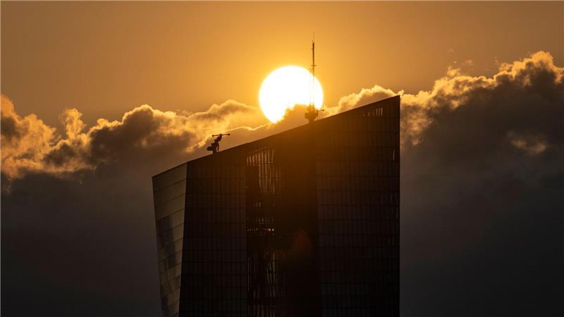 Bilder des Tages Die Sonne geht über der Europäischen Zentralbank in Frankfurt unter.