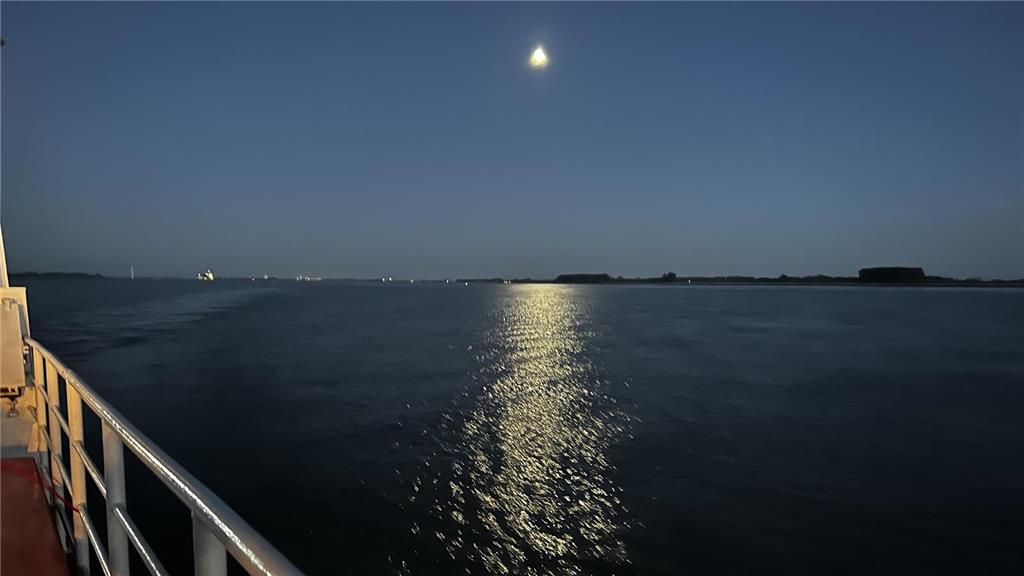 Die Sonne ist untergegangen, der Mond leuchtet auf der Elbe. 