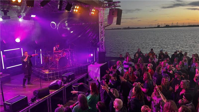 Die Sonne ist untergegangen, die Party an Bord noch nicht vorbei.