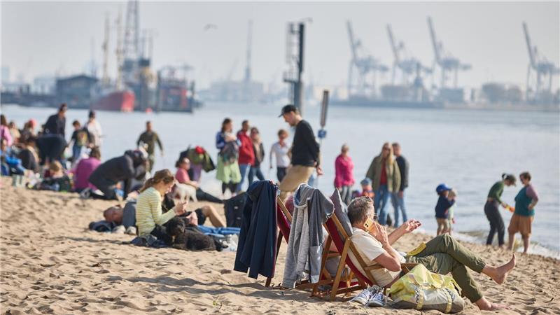 Die Sonne lockte auch viele Menschen zum Elbstrand in Hamburg.