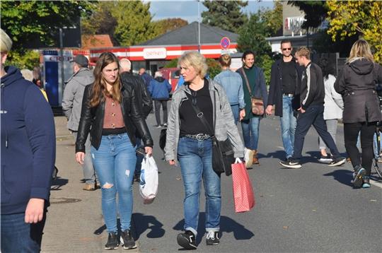 Die Sonne lockte viele raus zum Schauen und zum Shoppen.  Fotos: Felsch