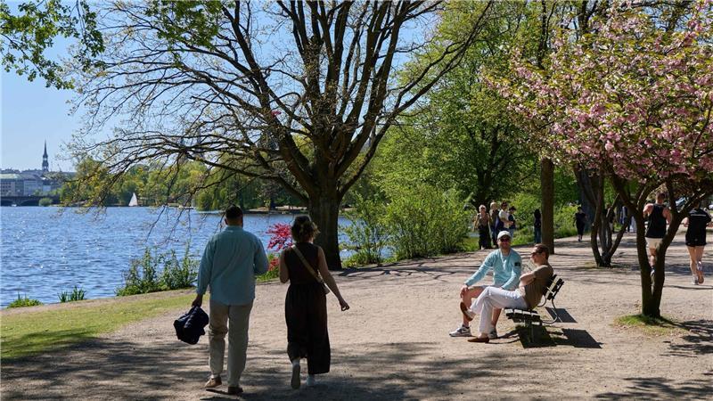 Die Sonne lockte zu einem Spaziergang an der Außenalster.
