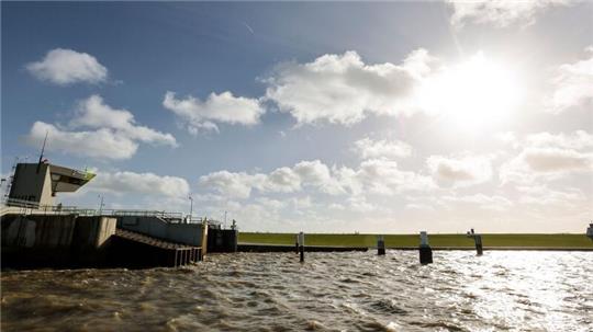 Die Sonne scheint auf das Sperrwerk.