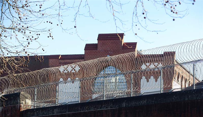 Die Sonne scheint auf die Justizvollzugsanstalt Neumünster. Hier ist der Tatverdächtige des Attentats von Brockstedt untergebracht. Foto: Frank Molter/dpa