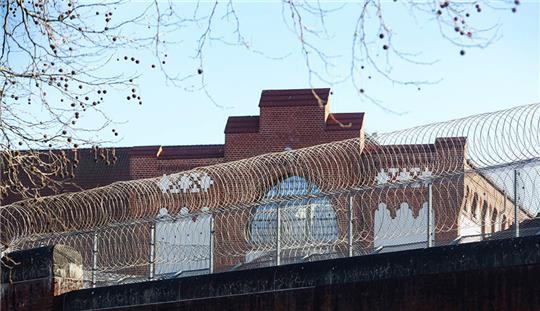 Die Sonne scheint auf die Justizvollzugsanstalt Neumünster. Hier ist der Tatverdächtige des Attentats von Brockstedt untergebracht. Foto: Frank Molter/dpa