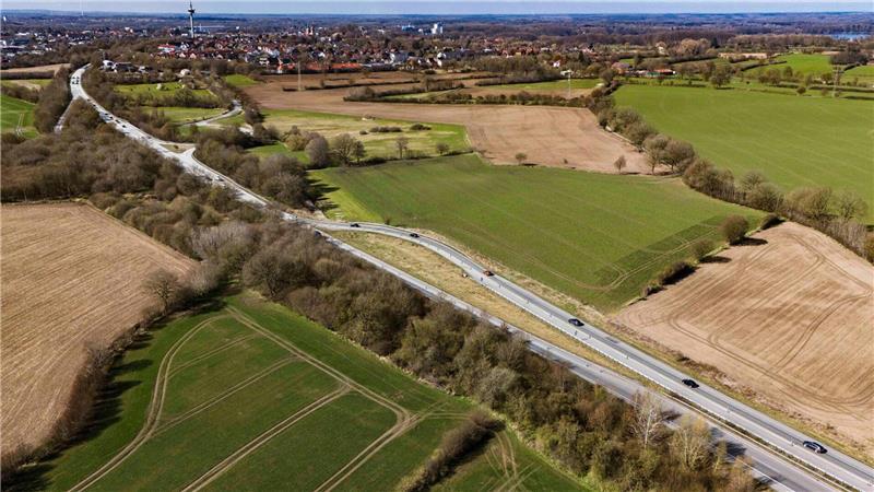 Die Sonne scheint über dem Ende der Autobahn A20 (Aufnahme mit Drohne).