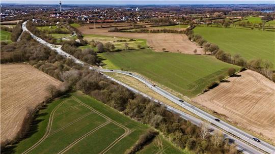 Die Sonne scheint über dem Ende der Autobahn A20 (Aufnahme mit Drohne).